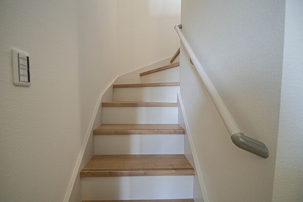 手すりがないと階段の昇り降りで危険なことはもちろん、壁に手をつきながら歩くことで壁紙が汚れやすくなります。すべての方に安心して昇り降りしていただくため、手すりを設置しました。