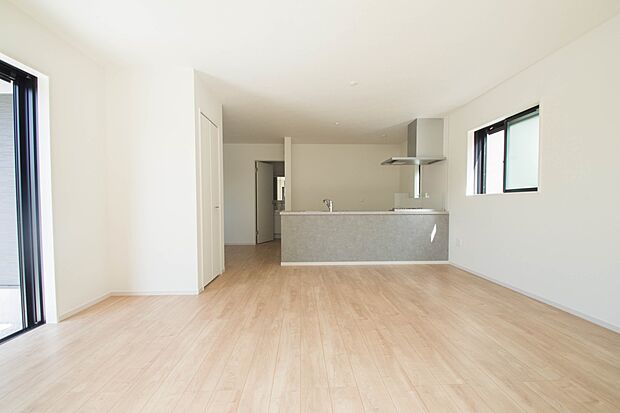 リビングは、食事スペースと寛げる場所設けてもまだ余裕の広さ。明るい光が照らしてくれます。