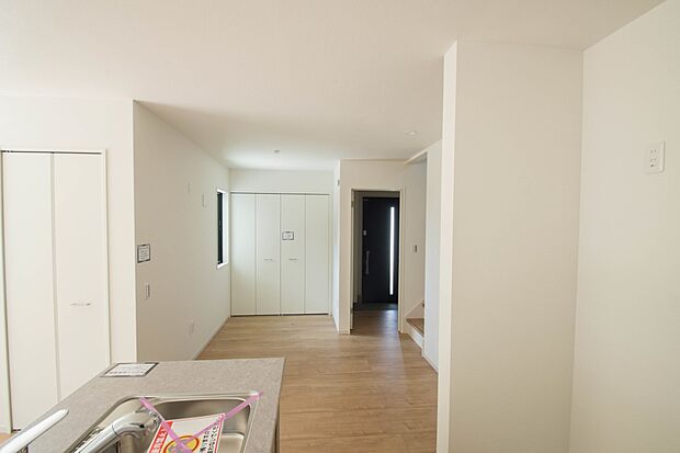 忙しい朝でも家族揃って食事をして頂ける、ゆとりある大きさのダイニングスペース。奥様の手料理をカウンター越しに受けとって頂き、テーブルで囲む素敵な時間を存分にお愉しみ下さい。