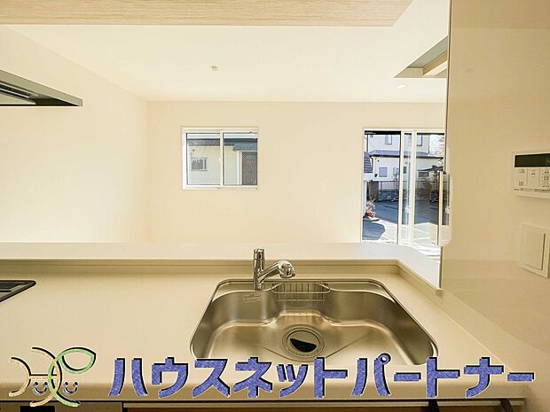 人工大理石のワークトップやシンクは、水を流しただけできれいになったように見えます。白いキッチンは明るく清潔感があり、とっても素敵です。