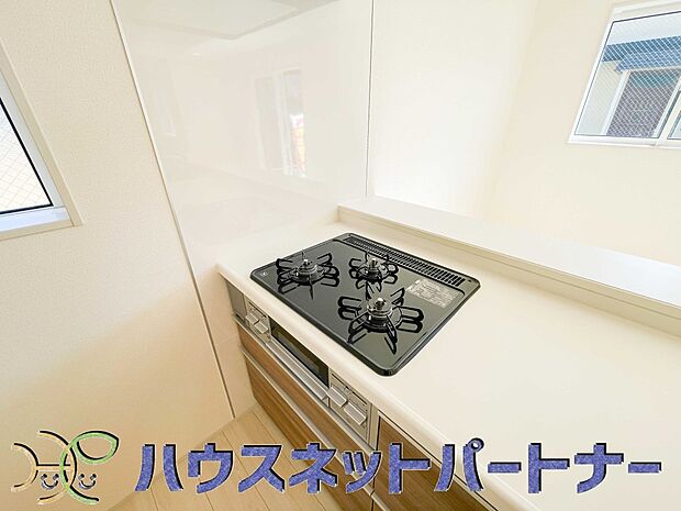 三口コンロで料理の幅を拡げてくれる使いやすいシステムキッチンを採用。洗い場も大きいので野菜や食器を洗ったりする際にも捗り、奥様の強い味方となってくれるはずです。