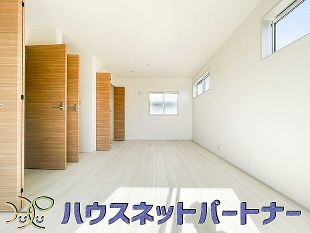 将来部屋を間仕切りすることを想定し、1フロアにドアを2つ設置してあります。購入時は使い勝手のいい大きなワンルームとして使用し、お子様が成長した際に2部屋としてご利用いただけます。