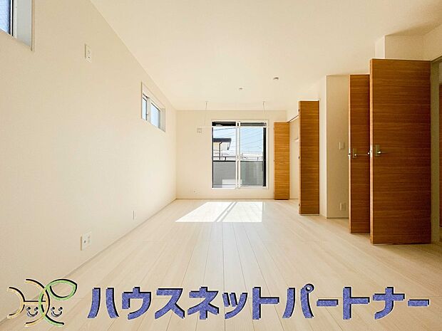柔らかな光り差し込む家族に優しい洋室は子供部屋にぴったり。