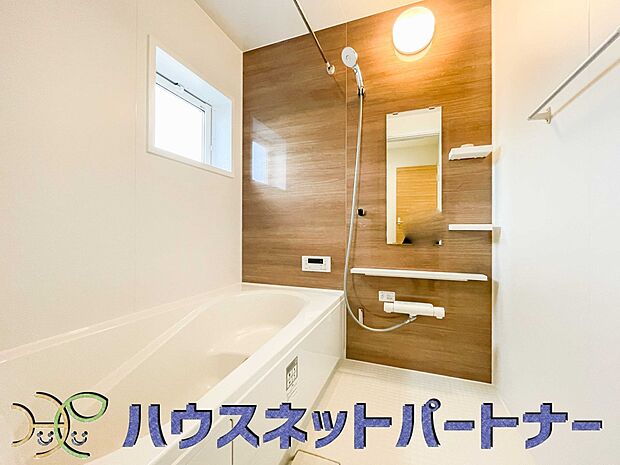 高級感溢れるカラーと大きさ・柔らかな曲線で構成された半身浴も楽しめるバスタブが心地よさをもたらします。