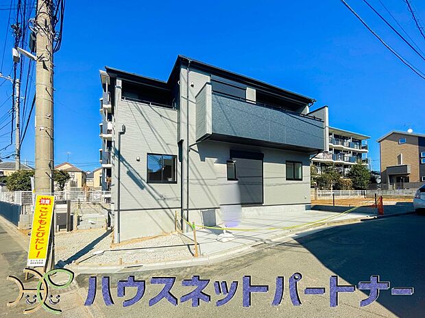 堂々たる趣ながら、主張し過ぎずどこか余裕を感じさせるシャープなフォルムで佇む邸宅は、晴天の空と照らし合わせる事で、本来あるべき完成形の姿を見せてくれます。