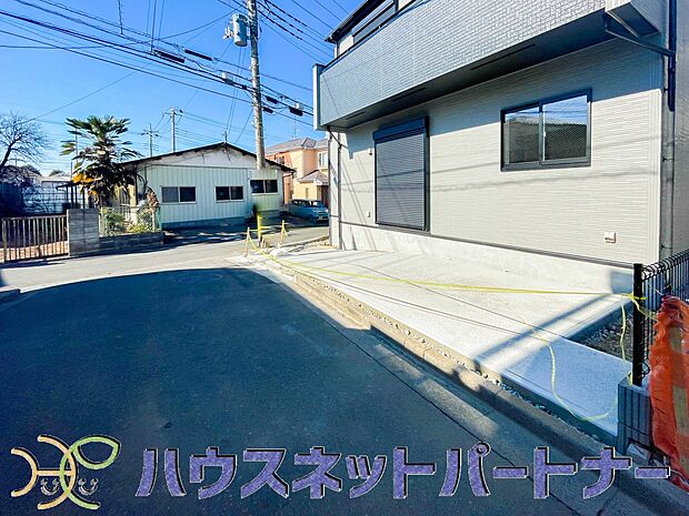 3台駐車してもゆったりとした駐車スペースです。自転車やバイク等、ゆとりの敷地で置き場所に困ることはないでしょう。大きめのお車でも駐車可能です。