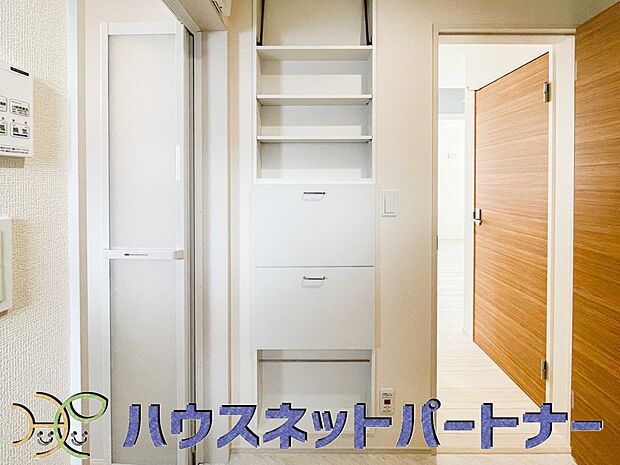 かさばるタオル類も、すっきりしまって使いやすく。収納物の量に合わせて、可動棚を調整できます。