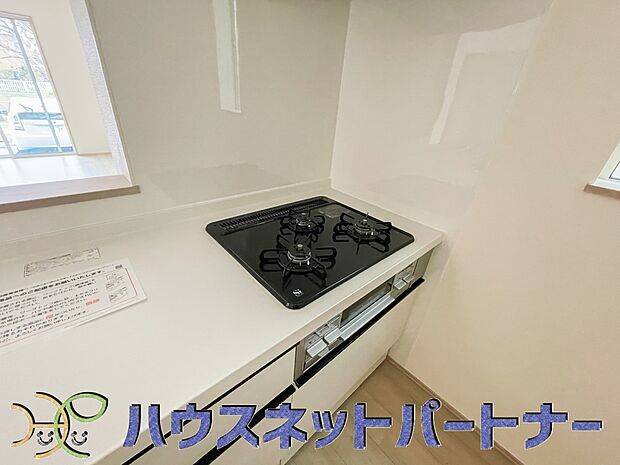 三口コンロで料理の幅を拡げてくれる使いやすいシステムキッチンを採用。洗い場も大きいので野菜や食器を洗ったりする際にも捗り、奥様の強い味方となってくれるはずです。