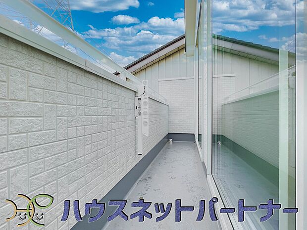 南向きバルコニーから明るい陽射しと爽やかな風がお部屋へと流れ込む、心地よい空間です。2部屋続きなのでお布団も沢山干せますね。