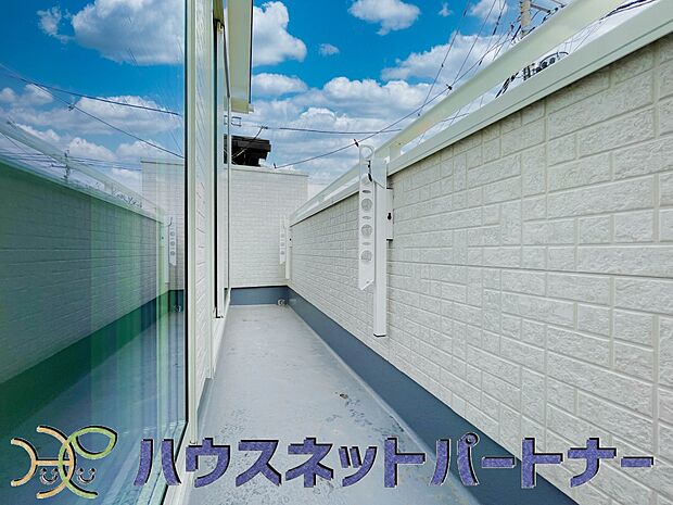 青い空が近くに感じるバルコニーは、爽やかな風をお部屋へ運んでくれます。