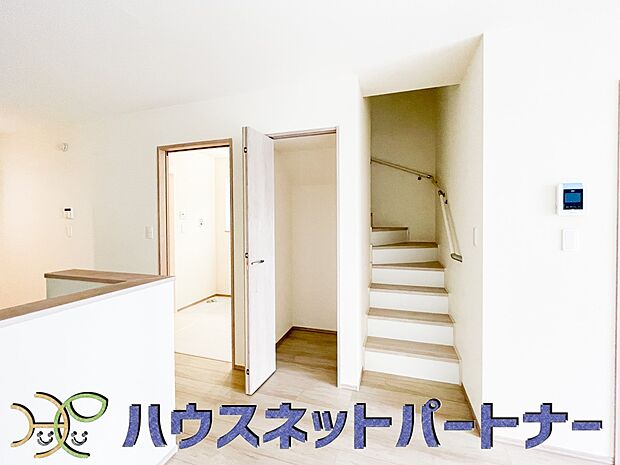 階を移動する際にリビングを通る、リビングイン階段。自然なかたちで家族が集まるため、お子様の個室が1階や3階にある場合でも、毎日の挨拶や会話が増えやすくなります。