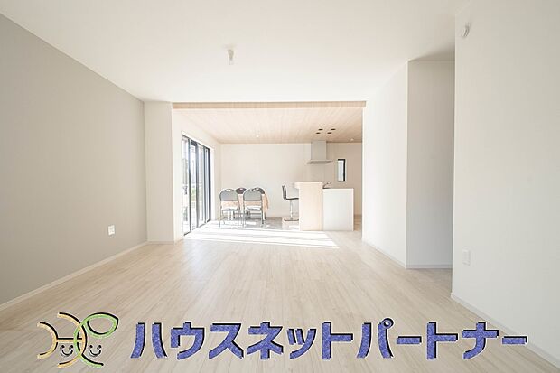 明るい日差し入るリビングは、お友達を招きパーティーが楽しめる広さですよ。