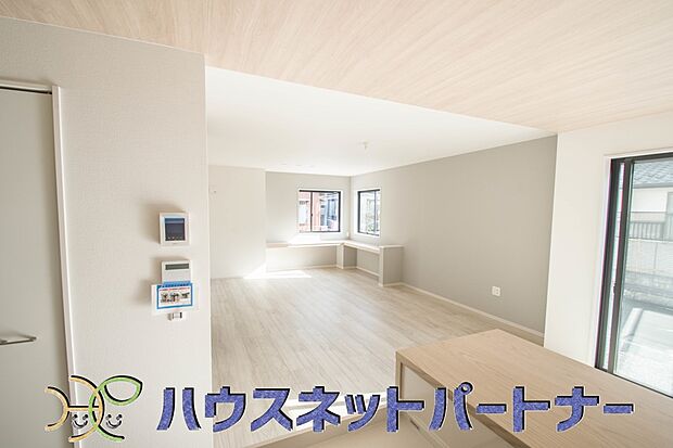 太陽の光が照らす明るいリビングは、開放感があり通風・採光に優れ、心地よい光と風が舞い込んできます。心休まるリビングは何よりも快適な時間を過ごせます。