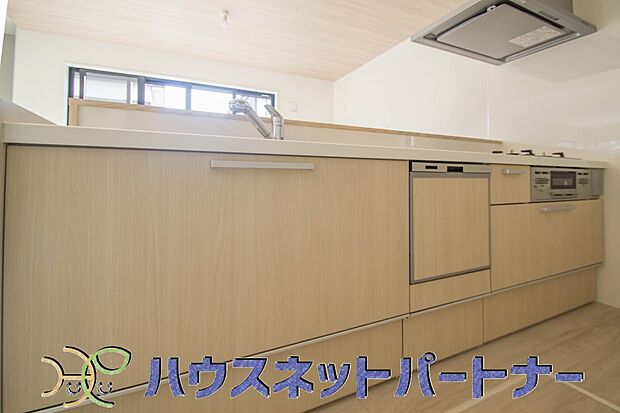 木目調のキッチンは落ち着いた雰囲気で収納もたくさん。嬉しい食洗器付です。汚れも目立ちません。