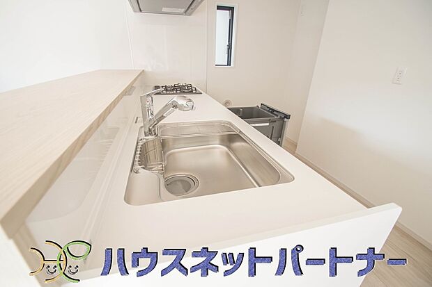 人工大理石のワークトップやシンクは、水を流しただけできれいになったように見えます。白いキッチンは明るく清潔感があり、とっても素敵です。