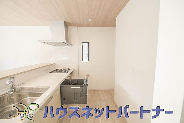 明るい自然光が入る作業スペースを多くとったキッチン採用。夫婦揃ってキッチンに立っても調理がしやすく、家事をしながら会話も弾みます。食器類もすっきりと片付く収納力。