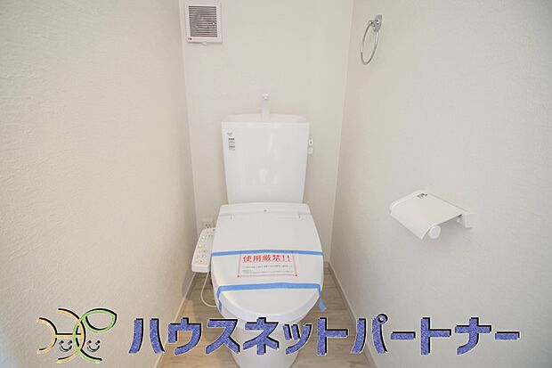 快適な生活を送るための必須アイテムとなった洗浄機能付トイレ。おしり洗浄、ビデ洗浄、暖房便座の3つの機能を標準装備しています。