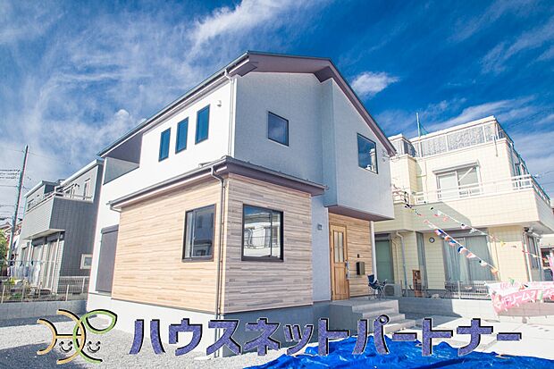 街に溶け合う美しい景観と、採光や風通しを考えて設計された間取り。近隣の視線を考え調整した窓位置など、外観だけでなく、住まうご家族の心地よさを最優先しました。