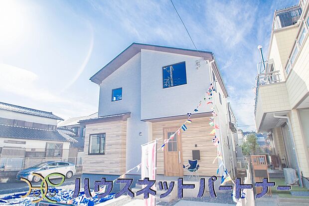 堂々たる趣ながら、主張し過ぎずどこか余裕を感じさせるシャープなフォルムで佇む邸宅は、晴天の空と照らし合わせる事で、本来あるべき完成形の姿を見せてくれます。