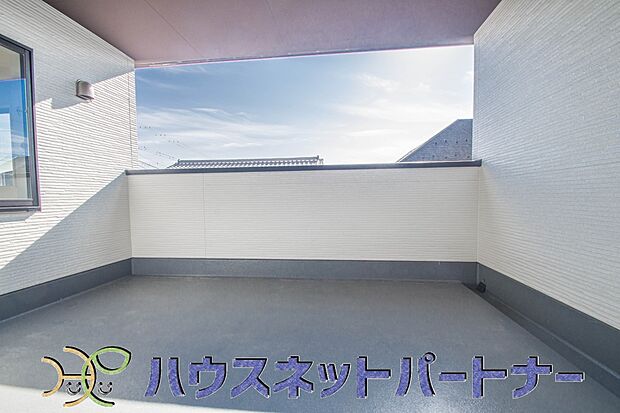 とてもおしゃれなインナーバルコニー。インナーバルコニーに出ると明るい日差しが差し込み、使い勝手の良い空間が広がります。十分な広さがあるので、お客様を招いてパーティーをすることも可能です。