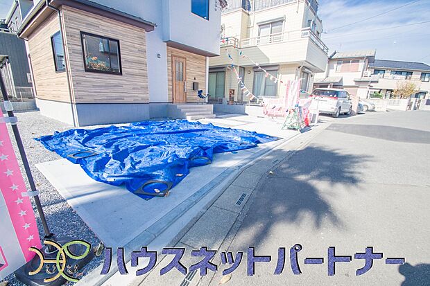 カースペース並列3台可能。ゆったりとした駐車スペースを確保いたしましたので、大きめのお車でも駐車可能です。自転車やバイクなど、ゆとりのある敷地で置き場所に困ることはないでしょう。