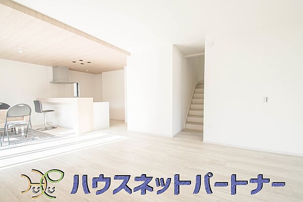 階を移動する際に必ずリビングを通る、リビングイン階段。自然なかたちで家族が集まるため、お子様の個室が2階や3階にある場合でも、毎日の挨拶や会話が増えやすくなります。