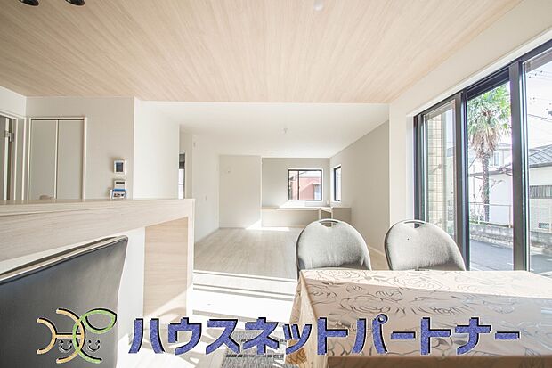 料理を作りながら家族との会話も弾む対面キッチンです。