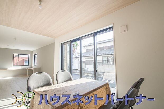 忙しい朝でも家族揃って食事をして頂ける、ゆとりある大きさのダイニングスペース。奥様の手料理をカウンター越しに受けとって頂き、テーブルで囲む素敵な時間を存分にお愉しみ下さい。