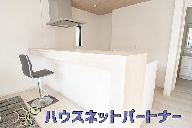 カウンターキッチンなら、リビングで遊ぶ子供の様子を見ながら料理ができるので安心です。