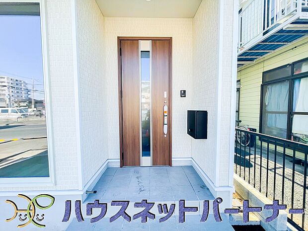 玄関の扉を開けると家族の待つお家。幸せを感じる瞬間です。