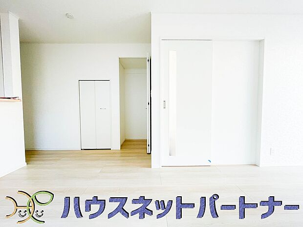 整然とした空間演出、快適な理想の暮らしの実現は家のみの拘りではなく、そこで暮らす方々にとって素敵な環境であることも挙げられると思います。四季折々の変化が奏でる鼓動を楽しんで下さい。