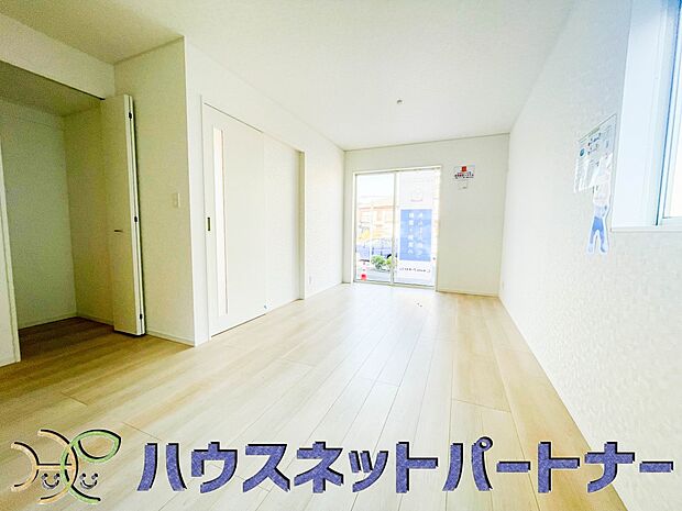 限られたスペースだからこそ、無駄なくお使い頂ける様にリビング部分にも収納を設置しました。