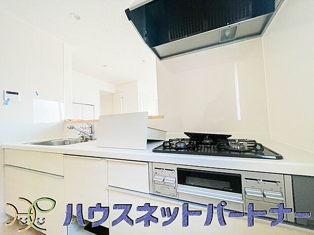 キッチン吊戸棚を無くす事によって、コミュニケーションを重視した設計に致しました。区画によって変わる一体感を、実際にご覧になって頂けましたらと思います。