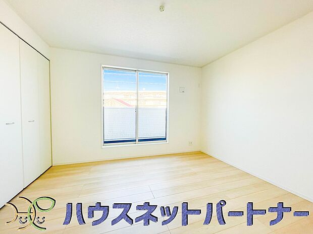 ベッドを置いて主寝室をイメージ。それでも広々してますね。