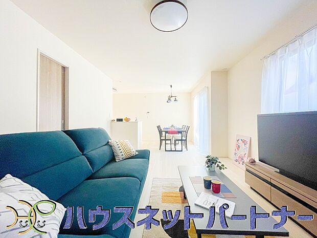 明るい日差し入るリビングは、お友達を招きパーティーが楽しめる広さですよ。
