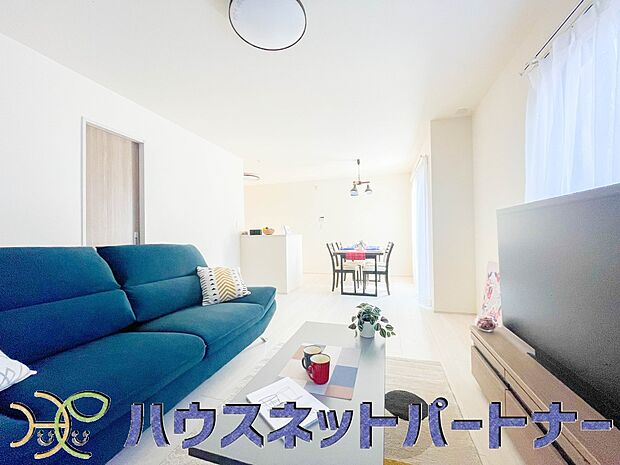 インテリアショップで見掛けた「あの家具」も置ける、ゆったりとした空間。時に広さが上質な寛ぎの時間になる事も。