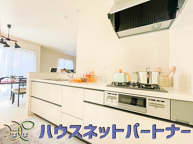 明るく開放的なオープンキッチン。家族とのコミュニケーションが取りやすく、みんなの笑顔が溢れます。