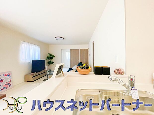 家族の様子を見ながらキッチンでお料理。一日の出来事を会話しながらの家事は嬉しいコミュニケーション。