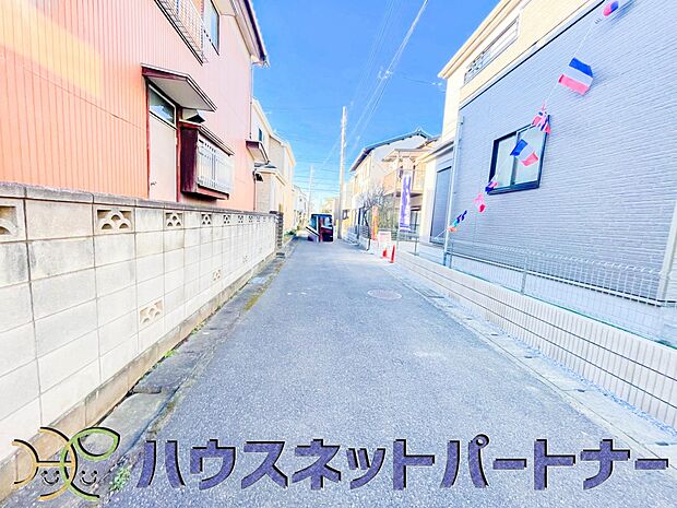 前面道路でお車を駐車するのも楽々。