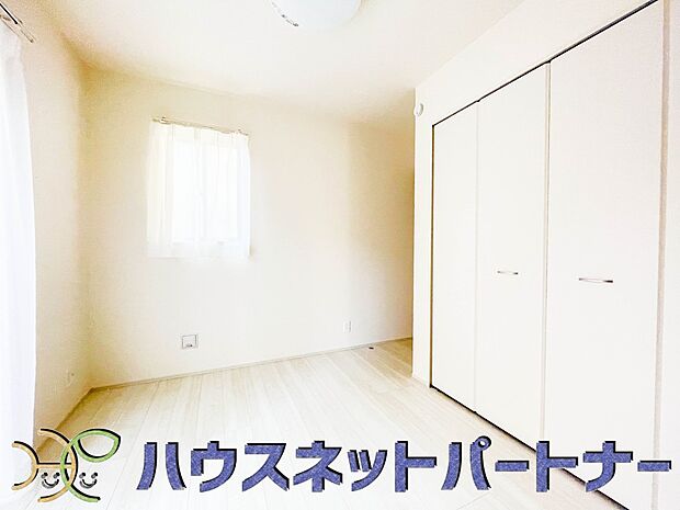 リビング併設の洋室。和室ではないので、引き戸を開ければ、違和感なく広々空間が出来上がり。