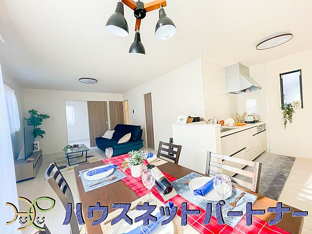 明るく開放的なダイニング。家族とのコミュニケーションが取りやすく、みんなの笑顔が溢れます