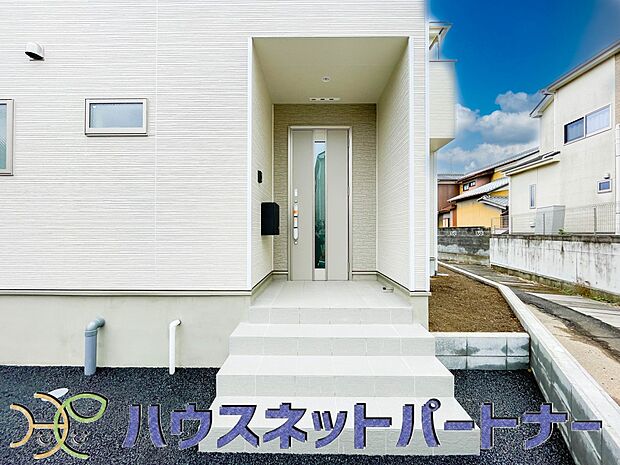上質感漂う玄関へのアプローチ。居住者の帰り、訪れる方を優しく迎える・安らぎに満ちた生活空間を予感させる。健やかな暮らしを楽しめそう。
