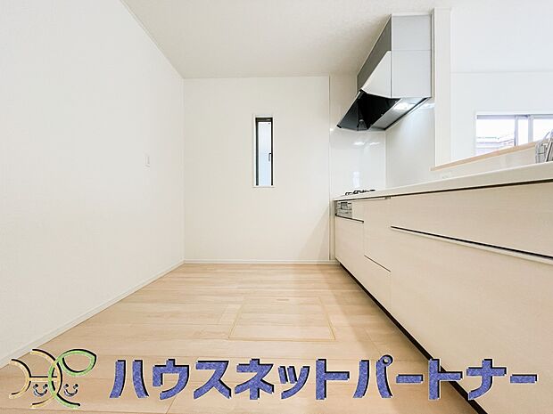 明るい自然光が入る作業スペースを多くとったキッチン採用。夫婦揃ってキッチンに立っても調理がしやすく、家事をしながら会話も弾みます。食器類もすっきりと片付く収納力。