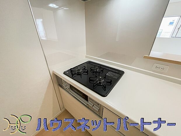 三口コンロで料理の幅を拡げてくれる使いやすいシステムキッチンを採用。洗い場も大きいので野菜や食器を洗ったりする際にも捗り、奥様の強い味方となってくれるはずです。