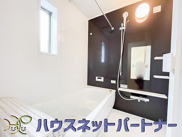 冬場にはヒヤッとしないように暖房機能、梅雨の時期には乾燥等、機能的で清潔感溢れる浴室。快適・清潔な空間で心も体もオフになる時間を楽しむことが可能です。
