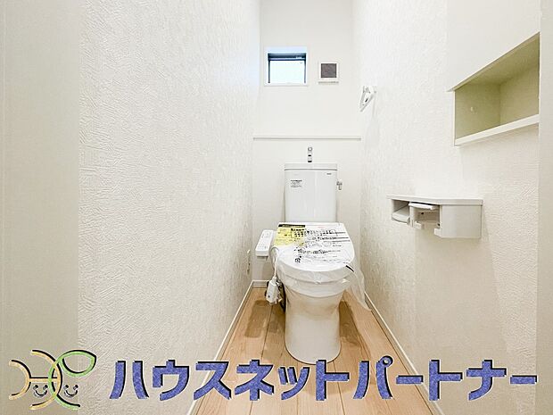 快適な生活を送るための必須アイテムとなった洗浄機能付トイレ。おしり洗浄、ビデ洗浄、暖房便座の3つの機能を標準装備しています。