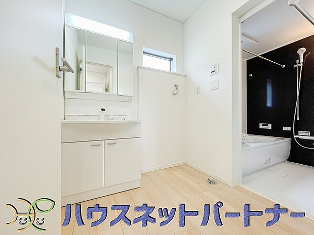 家の中でも特にプライベートスペースとなる洗面所は、洗濯場所と浴室を同じ空間でまとめております。小窓を設置しておりますので、熱気などが籠りやすい空間でちょっとした空気の入れ替えを。