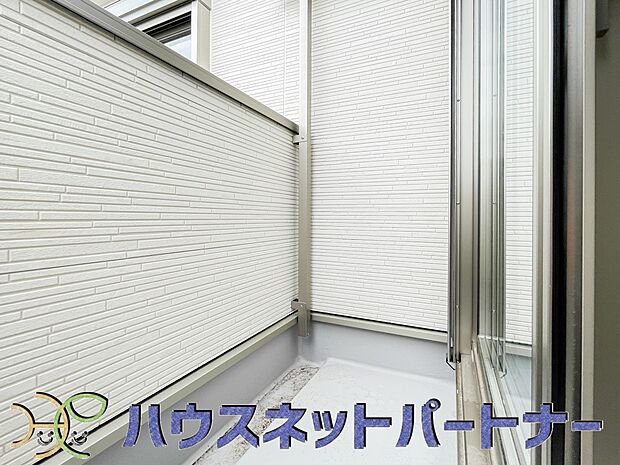 朝の澄んだ空気や、夕方に吹く清々しい風を五感で感じられるバルコニー。住まいの中で唯一屋外にあって、本当の自然を感じられるスペースです。