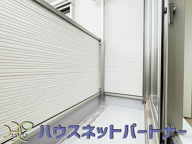 南バルコニーから差し込む陽光・通風は、住環境・快適性と共に有り続ける貴重な「財産」です。この新築戸建に住まう事で手に入れるものは、きっと日常にとっても貴重な存在となるはずです。