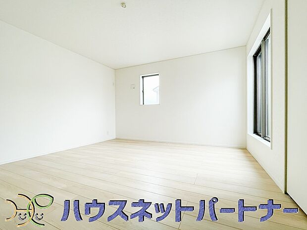 2面窓のある風通しの良いお部屋は心も体も元気にしてくれます。自分だけのお部屋作りを楽しんでみては。